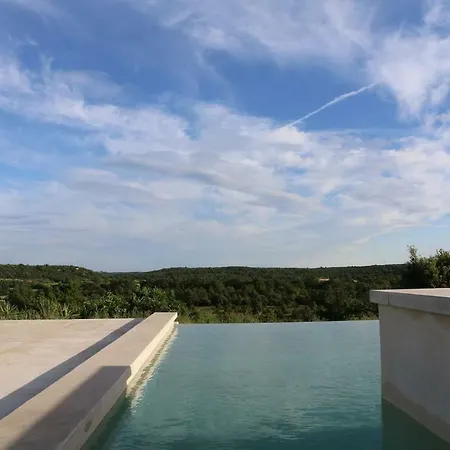 Hébergement de vacances Maison Calme, 4ch/7pers, Avec Piscine à Débordement *